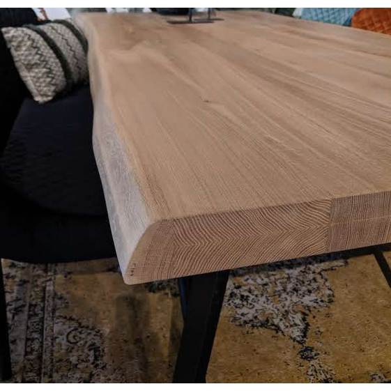 Tischplatte Eiche astig Modell III mit natürlich gewachsener Baumkante